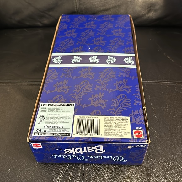 1995 An Avon Exclusive Special Edition Winter Velvet First in series Barbie - Picture 6 of 7